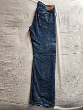 MENS SIZE W32L30 Levi’s Premium 514 straight leg jeans in medium wash denim.
